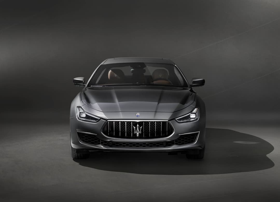 Maserati Ghibli GranLusso grise vue de face, avec calandre distinctive et phares LED illuminés