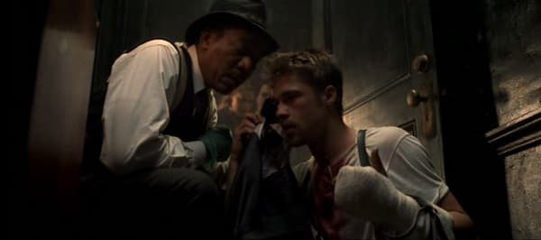 Morgan Freeman et Brad Pitt en inspecteurs de police dans une scène sombre du film Seven