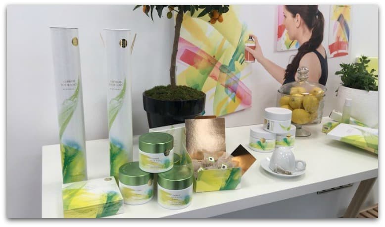 Collection Express your Soul de RITUALS avec flacons et pots aux teintes vertes et jaunes, décorés d'un design coloré créé par l'artiste MadC
