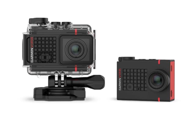 Caméra d'action Garmin avec écran tactile LCD et boîtier étanche, présentée dans son étui de protection transparent et en version compacte noire avec accents rouges