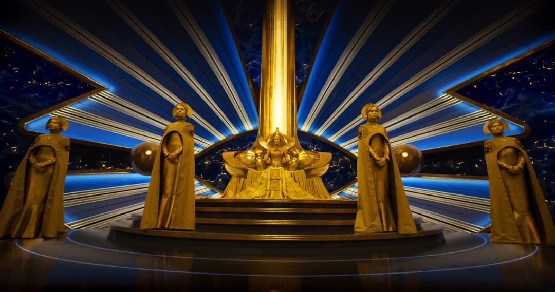 Cité dorée du Peuple Souverain avec statues d'or et rayons de lumière bleus émanant d'une structure centrale monumentale