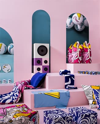 Collection SPRIDD pour IKEA : meubles et accessoires colorés avec imprimés vibrants sur fond rose pastel