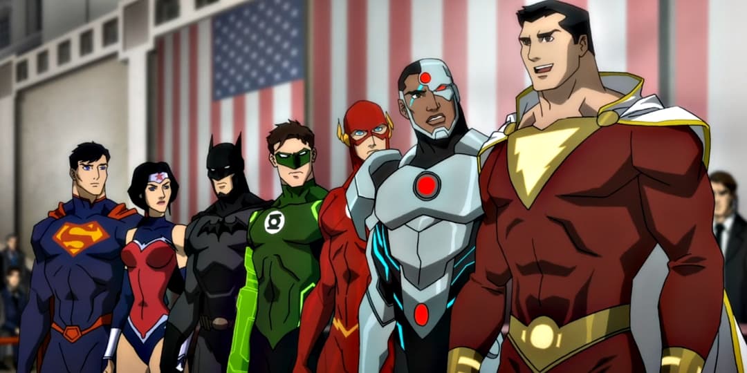 Les membres de la Justice League alignés devant un drapeau américain : Superman, Wonder Woman, Batman, Green Lantern, Flash, Cyborg et Shazam