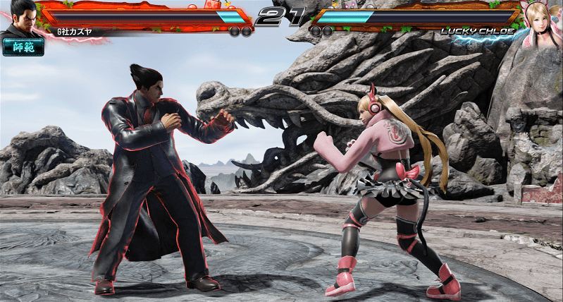 Deux personnages de Tekken 7 s'affrontent lors d'un combat, l'un en tenue noire et rouge, l'autre en rose et noir, dans une arène rocheuse