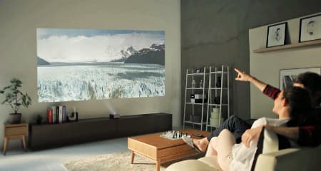 Projecteur ultra-courte focale LG affichant une image 720p de glacier sur un mur, placé à 33 cm du mur dans un salon