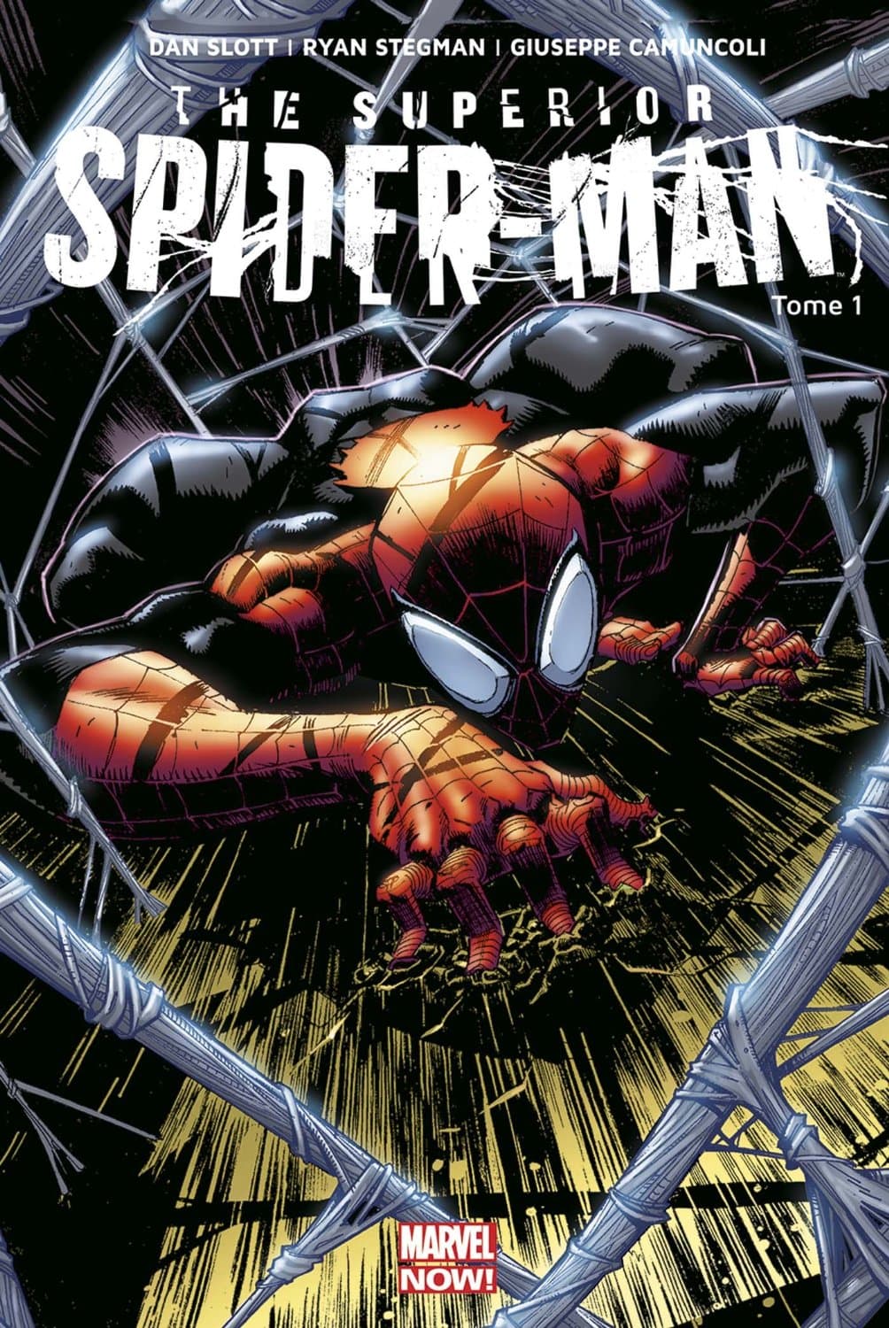 Couverture de The Superior Spider-Man tome 1, avec le personnage en costume rouge et bleu enroué de fils métalliques bleus sur fond noir