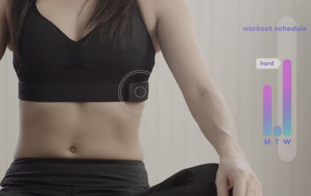 Soutien-gorge connecté noir avec capteur intégré, affichant données d'entraînement sportif et calendrier d'exercice