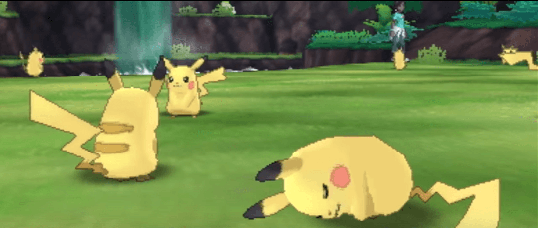 Pikachu allongé au premier plan sur une prairie verte, avec d'autres Pikachu en arrière-plan et une nature luxuriante