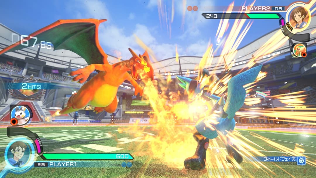 Combat Pokken DX avec Dracaufeu orange affrontant un Pokémon bleu dans un stade rempli de spectateurs