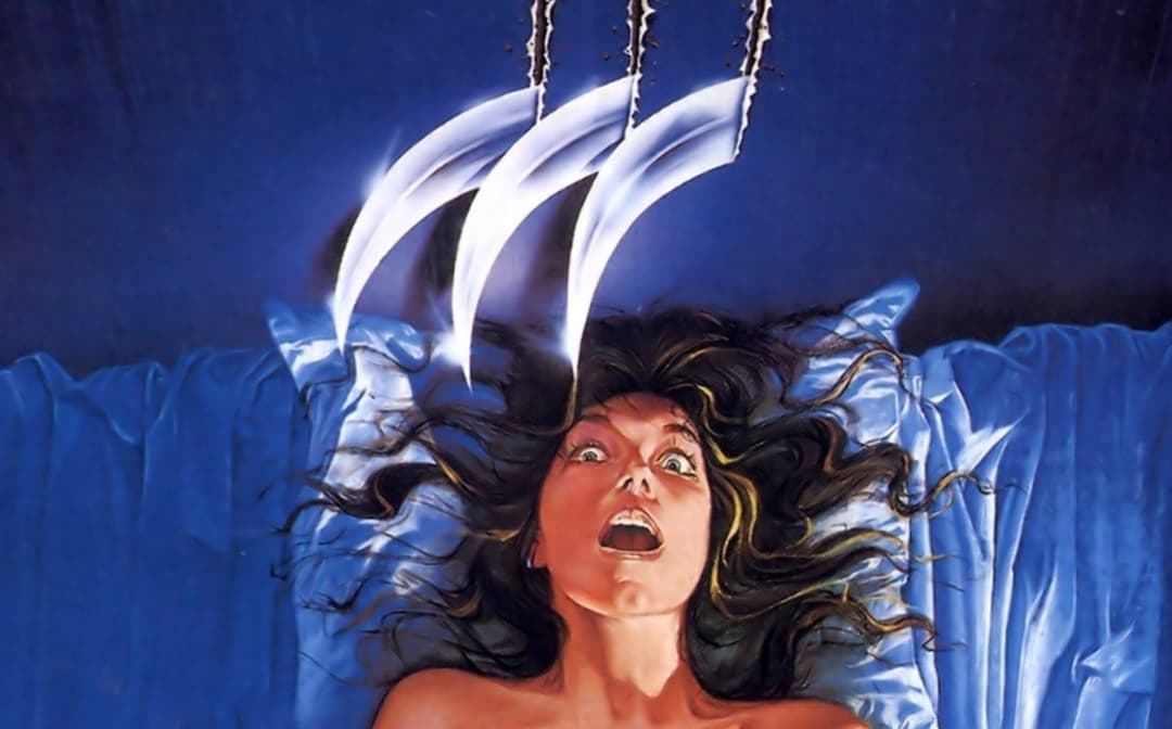 Affiche des Griffes de la Nuit : femme terrorisée au lit avec les trois lames brillantes de Freddy Krueger au-dessus, fond bleu