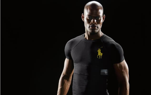 PoloTech Shirt, t-shirt noir connecté avec logo Polo Ralph Lauren en jaune, porté par un homme sur fond noir
