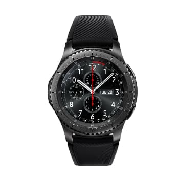 Samsung Gear S3 montre connectée noire avec bracelet caoutchouc et cadran noir affichant l'heure