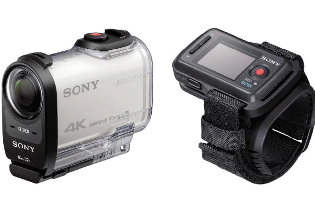 Sony Action Cam 4K X1000VR blanche avec caméra étanche et sa télécommande bracelet noire à écran LCD