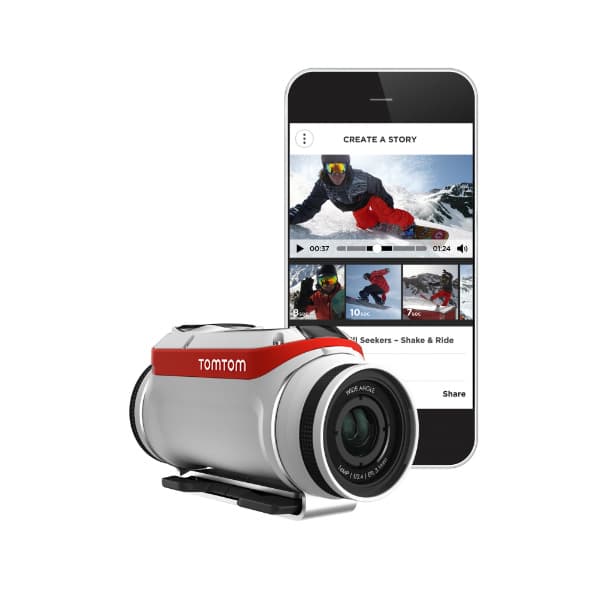 TomTom Bandit, caméra d'action grise et rouge, à côté d'un smartphone affichant son application de montage vidéo avec des séquences de ski